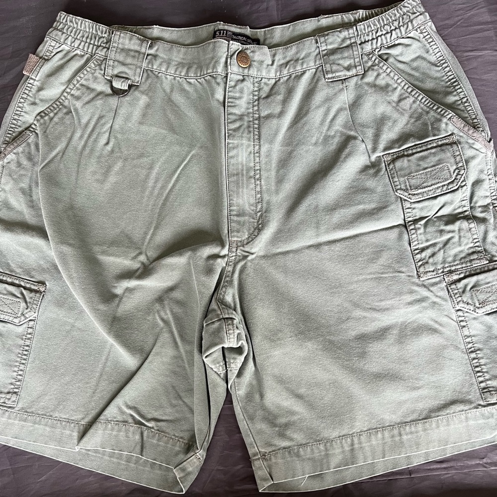 Men’s 5.11 green cargo shorts. Great condition. Size 38.